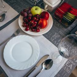 Комната студия с 1 двуспальной кроватью и кухней
