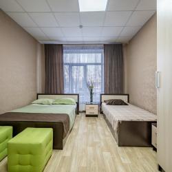 Номер делюкс улучшенный с 2 односпальными и 1 двуспальной кроватью