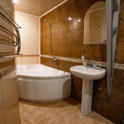 Команта двухуровневая с 1 двуспальной кроватью