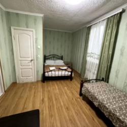 2-комнатный номер люкс улучшенный с 1 односпальной и 2 двуспальными кроватями