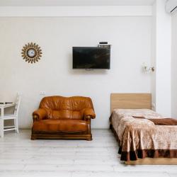 Номер люкс с 1 односпальной и 1 двуспальной кроватью