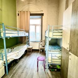 Кровать в 7-местном общем мужском номере