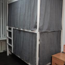 Кровать в 8-местном общем мужском номере