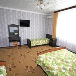 Комната эконом с 2 односпальными и 1 двуспальной кроватью