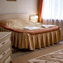 Номер полулюкс семейный с 1 двуспальной кроватью