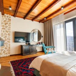 Люкс с декоративным камином и французским балконом с видом на аул Гамсутль