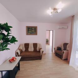 Номер люкс улучшенный с 1 односпальной и 1 двуспальной кроватью