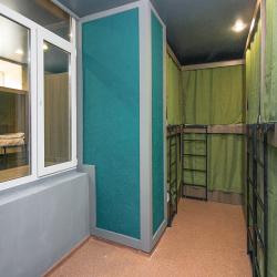 Кровать в 8-местном общем номере (без окна)