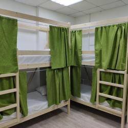 Кровать в 8-местном общем женском номере