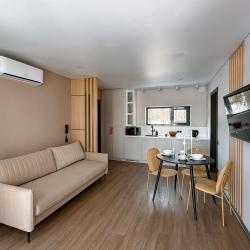 Коттедж улучшенный с общей террасой и видом на лес