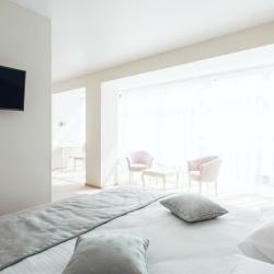 Номер студия с 1 двуспальной кроватью White