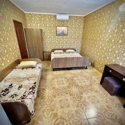 Номер стандарт с 1 односпальной и 1 двуспальной кроватью