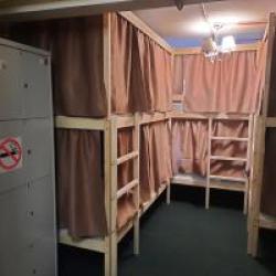Кровать в 12-местном общем номере