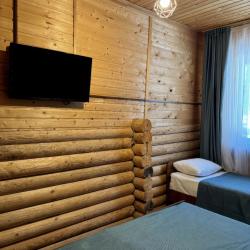 Номер комфорт с 1 односпальной и 1 двуспальной кроватью №5