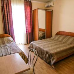 Номер стандарт с 1 односпальной и 1 двуспальной кроватью