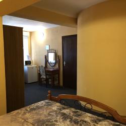 Номер стандарт с 1 двухъярусной и 1 двуспальной кроватью