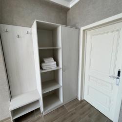 Комната стандарт с 1 односпальной и 1 двуспальной кроватью с выходом на террасу