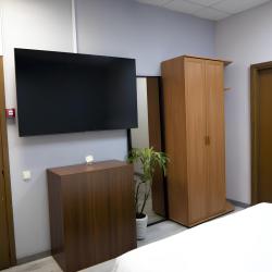Кровать в мужском 6-местном номере с ТВ
