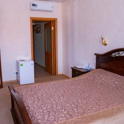 Номер полулюкс с 1 двуспальной кроватью