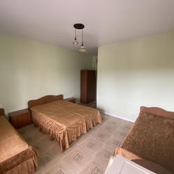 Номер стандарт с 2 односпальными и 1 двуспальной кроватью