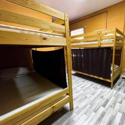 Кровать в 8-местном общем номере