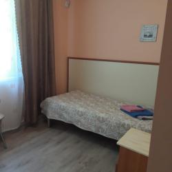 Комната эконом с 3 односпальными кроватями и балконом (общие удобства)
