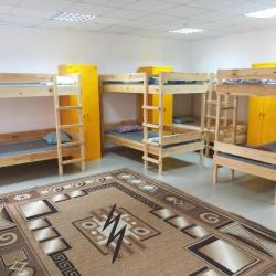 Кровать в общем женском 16-местном номере с 8 двухъярусными кроватями
