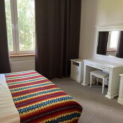 Номер полулюкс комфорт с 1 двуспальной кроватью