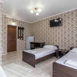 Комната комфорт с 2 односпальными и 1 двуспальной кроватью