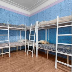 Кровать в 16-местном общем номере