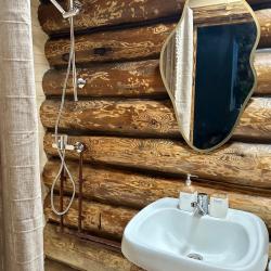 Дом изба с 2 двуспальными кроватями