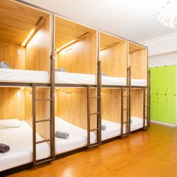 Кровать в 12-местном общем мужском номере (удобства на этаже)