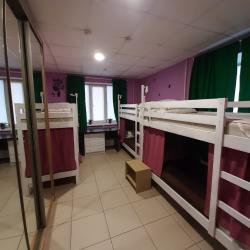 Кровать в женском 6-местном номере (удобства на этаже)