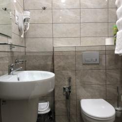 Номер стандарт с 1 двуспальной кроватью (мансарда)