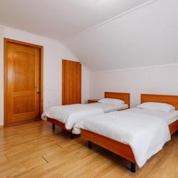 3-местный 1-комнатный номер стандарт с 2 односпальными кроватями (мансарда)