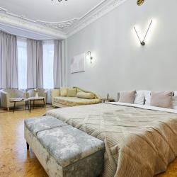 Фото Отель FlatStay Некрасова 60 | Большая 3шка в красивом доме с историей. С эркером, камином, высокими потолками и балконом