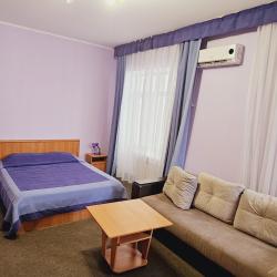 Номер комфорт с 1 односпальной и 1 двуспальной кроватью