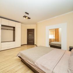 Фото Отель Бoльшая 3-x комнaтнaя кваpтира в центре города