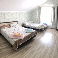 Комната стандарт с 1 односпальной и 1 двуспальной кроватью