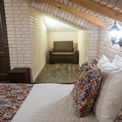 Номер стандарт улучшенный с 1 двуспальной кроватью (мансарда)