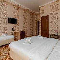 4-местный номер комфорт с 1 двуспальной кроватью и балконом