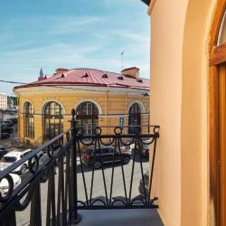 Люкс с балконом и кроватью размера 