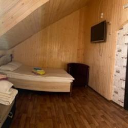Номер стандарт с 1 двуспальной кроватью и кресло-кроватью (мансарда)