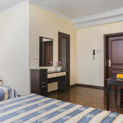 Номер улучшенный с 2 двуспальными кроватями (с завтраком)