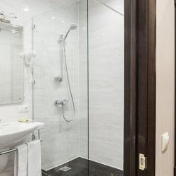 Номер комфорт с 1 двуспальной кроватью (с завтраком)