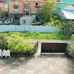 Номер стандарт с 2 односпальными и 1 двуспальной кроватью с балконом