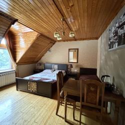 Номер стандарт с 1 односпальной и 1 двуспальной кроватью (мансарда) С9