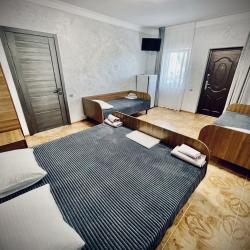 4-местный номер комфорт с 2 односпальными и 1 двуспальной кроватью