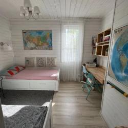 Коттедж улучшенный с 2 односпальными и 1 двуспальной кроватью