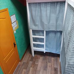 Кровать в 8-местном общем номере